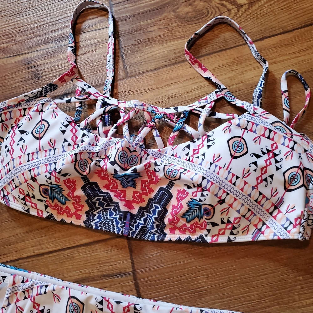 White Pattern Crisscross bikini - Picture 8 of 10